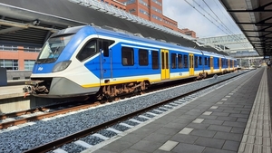 SNG 2348 pauzeert even te Amersfoort Centraal, alvorens verder te