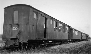 In Goudswaard staat loc 25 met de AB307, een rijtuig uit de serie