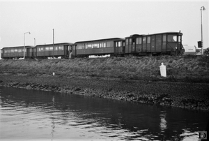 In Middelharnis Haven staan op 8 november 1956 de M65+ABP422+AB41