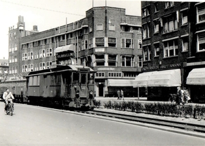 M73 rijdt op 5 juni 1955 met een kolentram over de Beijerlandsela