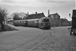 Oud Beijerland De MD 1805 + BPD 1631 + B 1515 rijdt vanaf de Zink