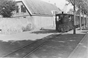 RTM Loc .. met tram langs de slotmuur Haamstede Noordstraat 08-19