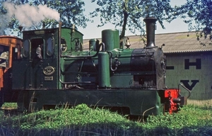 RTM Loc 56 met tram Hellevoetsluis Vlotbrug t.h.v. de houthandel 