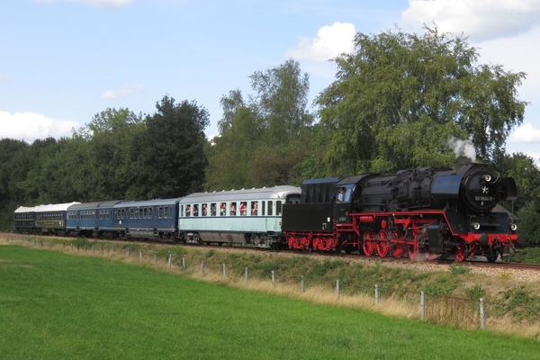 Stoomlocomotief 50 3654 met een sneltrein van Dieren naar Apeldoo