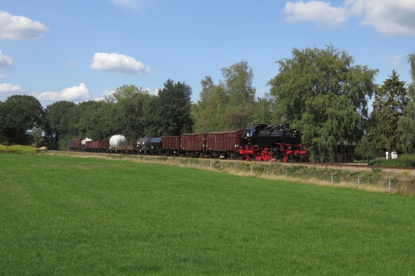 Stoomlocomotief 64 415 passeert de sfeervolle omgeving van Beekbe