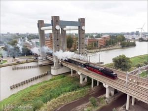 Stoomtrein op de Gouwespoorbrug.