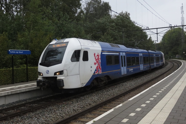 Arriva Flirt 458 T Jaomerdal tegen als stoptrein uit Maastricht R