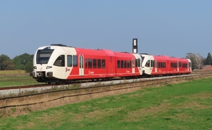 Arriva onderweg als stoptrein uit Winterswijk richting Arnhem Cen