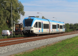 Brengdirect GTW 5042 passeert het dubbele spoor bij Didam en brul