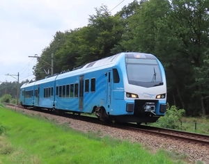 Connexxion Flirt 5038 Conny Bieze passeert de sfeervol groen gekl