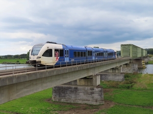 Stadler GTW 388 Jan Linders van Arriva Limburg passeert de beroem