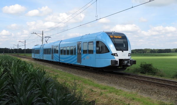 Valleilijn Connexxion GTW 5037 passeert de sfeervolle omgeving va