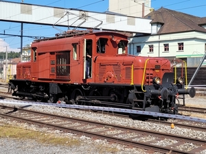 historische elektrische trein met de legendarische zeekrokodil na