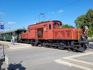 historische elektrische trein met de legendarische zeekrokodil na