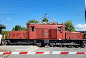 historische elektrische trein met de legendarische zeekrokodil na