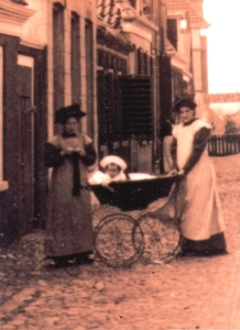 1900 (?) Trijntje de Boer-Zweed.Jaapje Plug-Zweed. In Kinderwagen