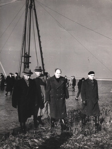 1958  (maart) Heien eerste paal scheepswerf Vos