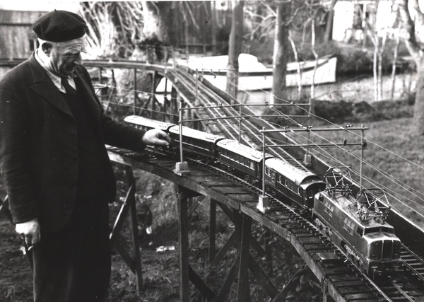 1960 Yntje Wijbrands met modelspoorbaan in zijn tuin Nieuw stad 3