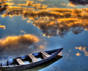 herfst-landschap-meer-wolken-reflectie-achtergrond