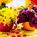 stilleven-bloemen-bloemblad-gele-achtergrond