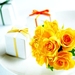 stilleven-gele-bloemen-roos-achtergrond