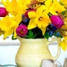 bloemen-stilleven-snijbloemen-gele-achtergrond