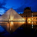 louvre-piramide-parijs-frankrijk-achtergrond