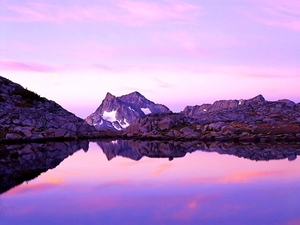 reflectie-bergen-natuur-wolken-achtergrond