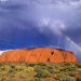 mooie-lucht-uluru-regenboog-mutitjulu-achtergrond