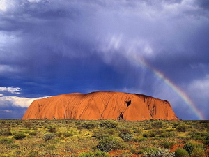 mooie-lucht-uluru-regenboog-mutitjulu-achtergrond