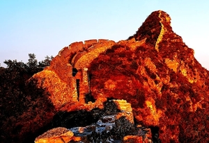 grote-muur-van-china-rotsen-bergen-historische-plaats-achtergrond