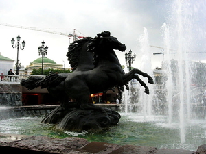 beeldhouwwerk-standbeeld-paard-fontein-achtergrond
