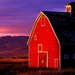 zon-schuur-huis-rode-achtergrond