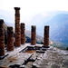 tempel-van-apollo-in-delphi-oudheid-griekenland-bergen-achtergron
