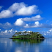 natuur-eilanden-wolken-blauwe-achtergrond