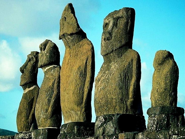 beeldhouwwerk-rotsen-standbeeld-megaliet-achtergrond