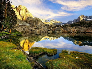 meer-natuur-bergen-reflectie-achtergrond