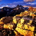 bergen-natuur-rotsen-gele-achtergrond