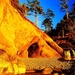 natuur-rotsen-grot-gele-achtergrond
