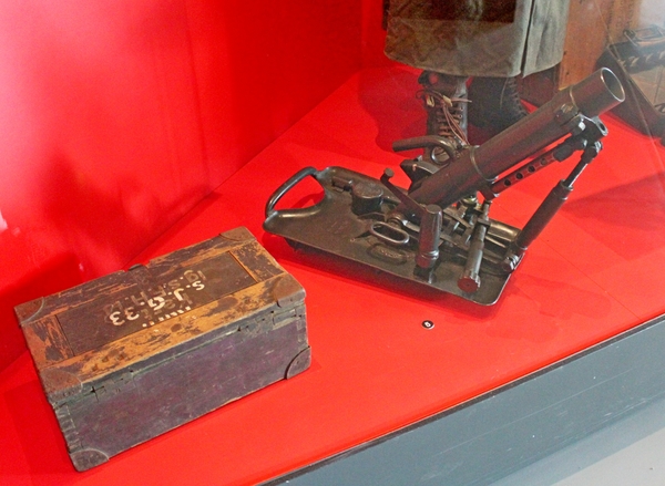 055_20-08_Bastogne-War-Museum_Duits-Mortier-tje&munitie-kist_IMG_