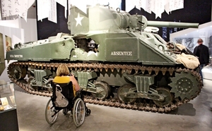 057_20-08_Bastogne-War-Museum_Gaby-boos_maakt-Sherman-M4-Tank-Abs