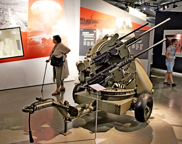 061_20-08_Bastogne-War-Museum_Quadmount-Maxson_MGs-punt-50-Browni