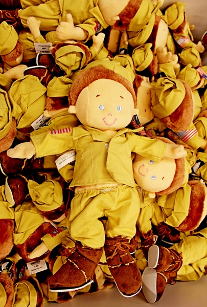 065_20-08_Bastogne-War-Museum_souveniertje_Deze-US-soldaten-maken