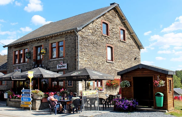 075_20-08_onderweg_oldtimers-rusten-even_Ford-Mustang-cabrio_rood