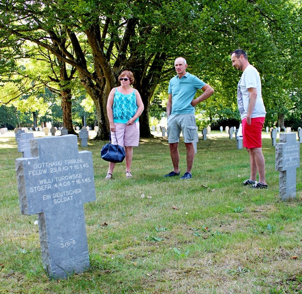 080_20-08_onderweg_Recogne_Deutscher-Kriegsgräberstätte_Betty_J