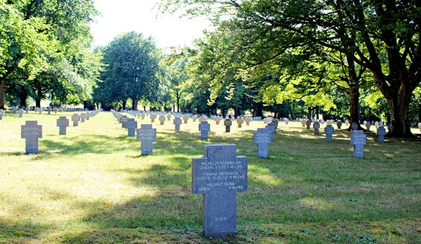 081_20-08_onderweg_Recogne_Deutscher-Kriegsgräberstätte_Helmut-