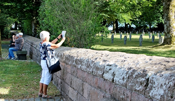 083_20-08_onderweg_Recogne_Deutscher-Kriegsgräberstätte_Foto-Gr