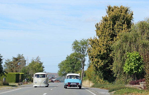 091_21-08_onderweg_Citroën-DS_blauw-wit_O-AFE-646_VW-Busje_IMG_8