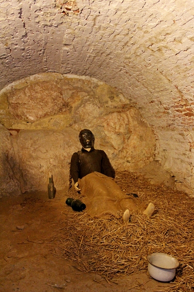 099_21-08_Château-de-Modave_Gasten-Kamer=Kerker_IMG_8373