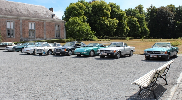 100_21-08_Château-de-Modave_binnenhof-oldtimer-parking_IMG_8377